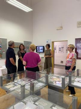 Veleposlanica si je ogledala tudi Čipkarsko šolo v Idriji